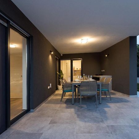 Modern 3-Bedroom Villa With A Private Pool Pola Esterno foto