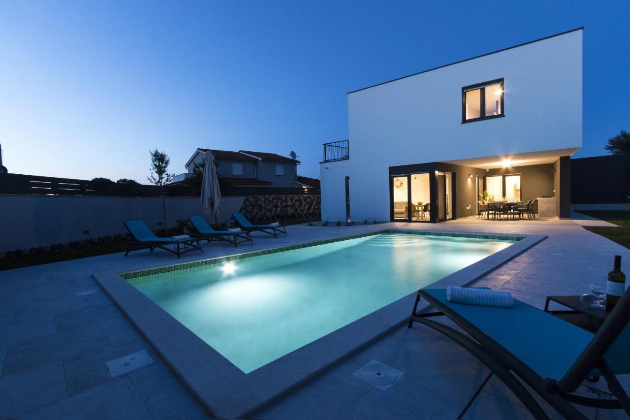 Modern 3-Bedroom Villa With A Private Pool Pola Esterno foto