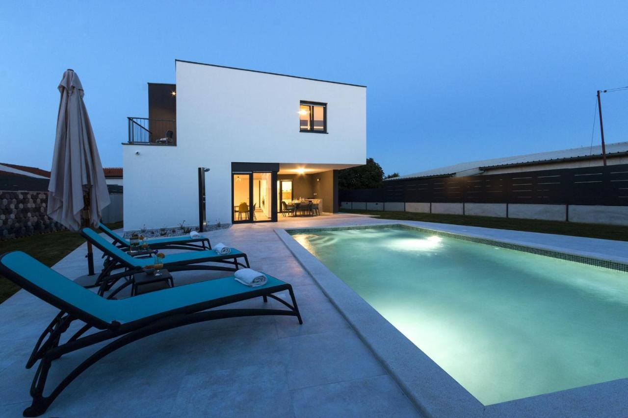 Modern 3-Bedroom Villa With A Private Pool Pola Esterno foto