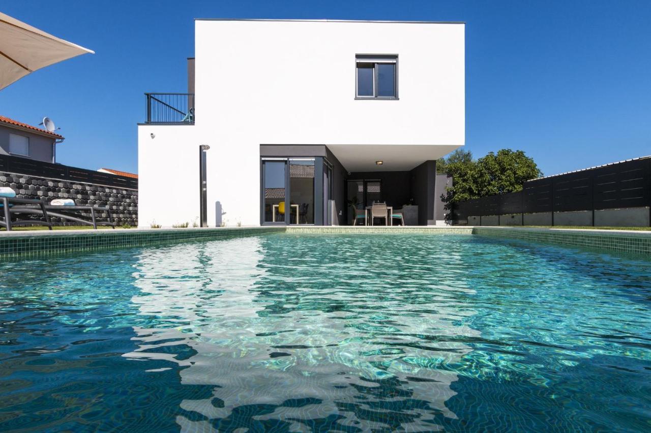 Modern 3-Bedroom Villa With A Private Pool Pola Esterno foto