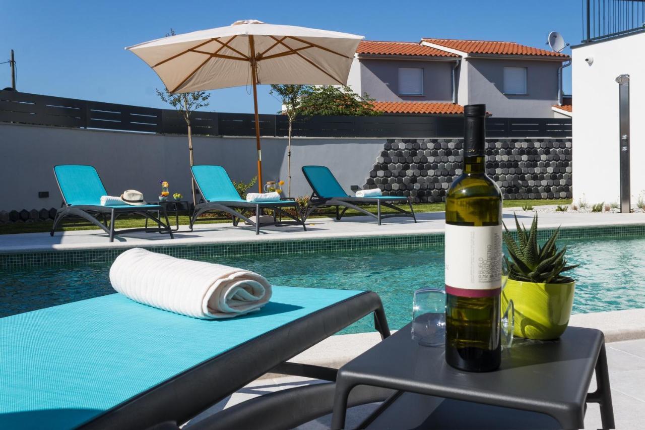 Modern 3-Bedroom Villa With A Private Pool Pola Esterno foto
