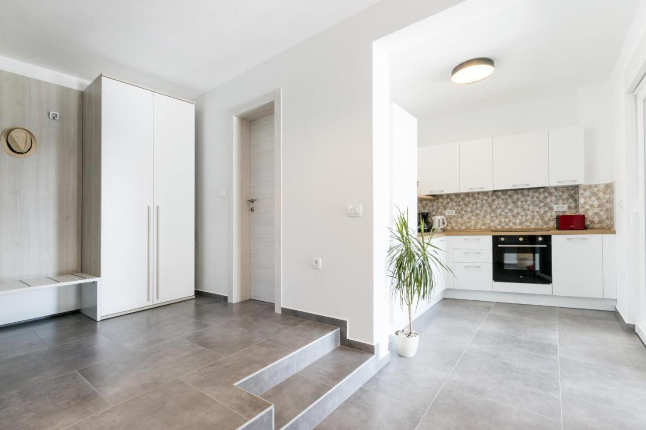 Modern 3-Bedroom Villa With A Private Pool Pola Esterno foto